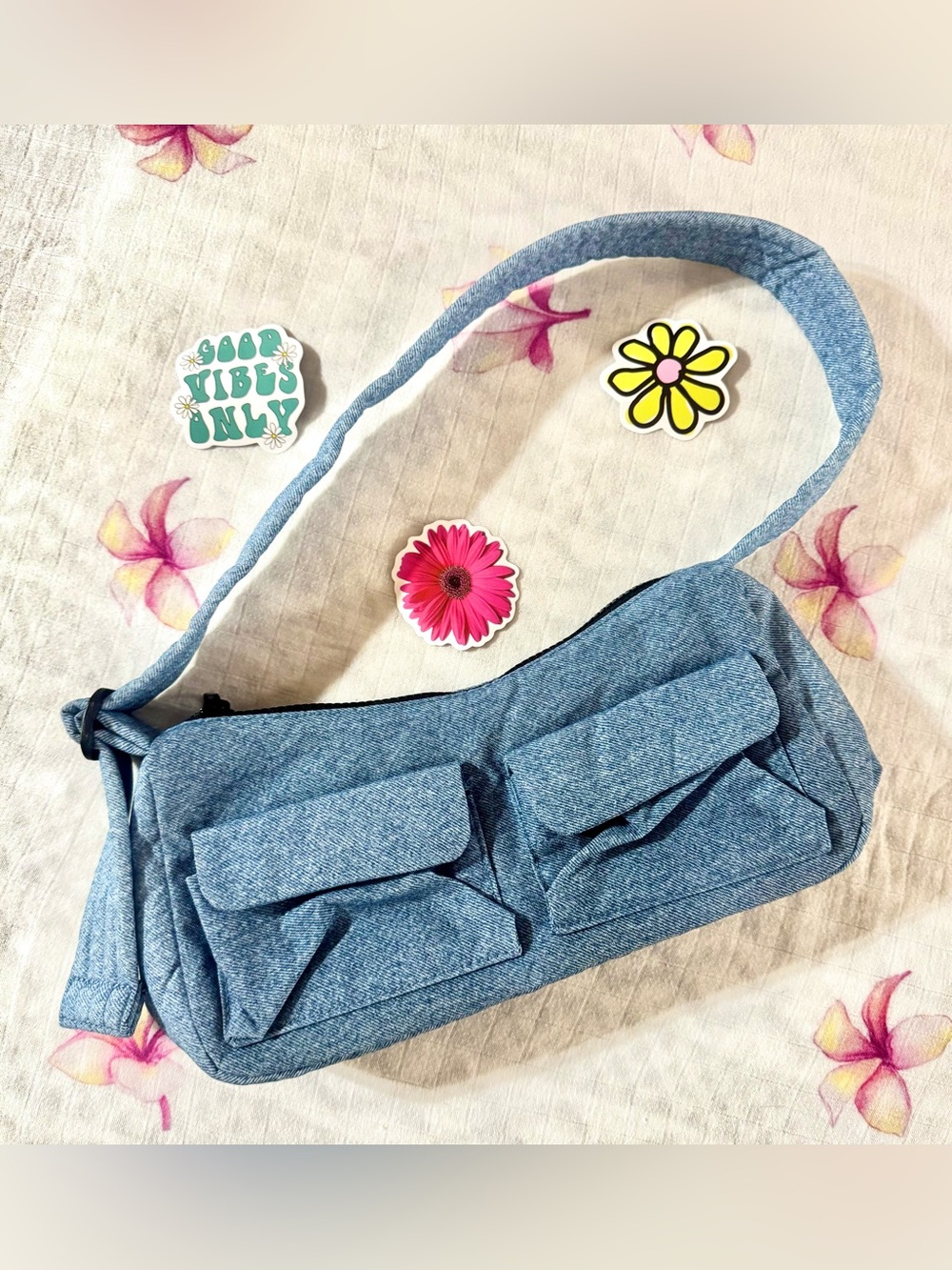 BAGGU Digital Denim Cargo Shoulder Bag ✨ - Picture 2 of 9